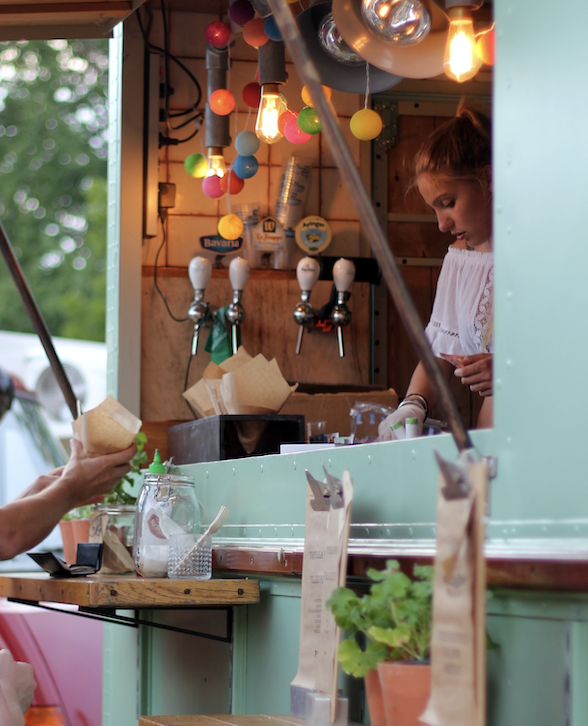 Frivillig på vagt i madbod på festival